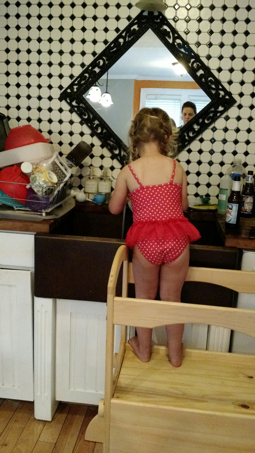 Washing the dishes with a&nbsp;preschooler